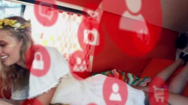 Kulaklık takılı elektronik cihazlar kullanan arkadaşlara karşı dijital arayüzün animasyonu. Dijital olarak oluşturulan küresel bilgisayar ağı teknolojisi kavramı.