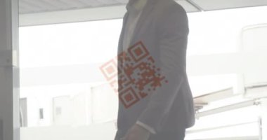 Renkli bir soru-cevap kodunun animasyonu, bavulunu taşıyan, havaalanında yürüyen melez bir ırk üzerinde döngü içinde. Dijital bileşik video