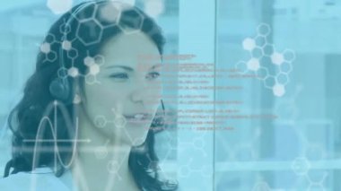 Veri işleme animasyonu, beyaz kadın çağrı merkezi çalışanının telefonuyla konuşan, kulaklık takan ve gülen grafikleri. Dijital bileşik video