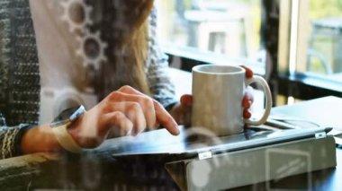 Kafede dijital tablet kullanan kadınla dijital arayüzün canlandırılması, Küresel bilgisayar ağı teknolojisi kavramı dijital olarak oluşturulmuş görüntü.