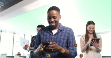 Elektronik cihazlar kullanan meslektaşlar üzerinde emoji simgeleriyle dijital arayüzün animasyonu. Dijital olarak oluşturulan küresel bilgisayar ağı teknolojisi kavramı.