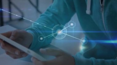 Dijital tablet kullanan insan üzerindeki simgelerle ve bağlantı ağıyla dijital arayüzün animasyonu. Dijital olarak oluşturulan küresel bilgisayar ağı teknolojisi kavramı.