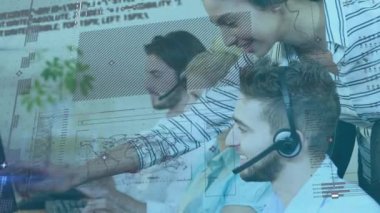 Telefonla konuşan, kulaklık takan çok ırklı çağrı merkezi çalışanlarından oluşan bir grubun üzerinde veri işleme, istatistik ve grafiklerin canlandırılması. Dijital bileşik video