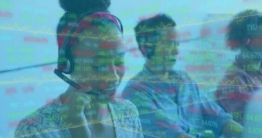 Çok ırklı bir çağrı merkezi çalışanının kulaklık takıp telefonla konuştuğu bir grubun üzerinde altın grafiklerle veri işleme animasyonu. Dijital bileşik video