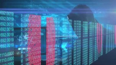 Birden fazla ekranın animasyonu mavi çizgiler ve kırmızı parmak izleri gösteriyor. Kapüşonlu bir bilgisayar kullanan bir hacker üzerinde. Dijital bileşik video