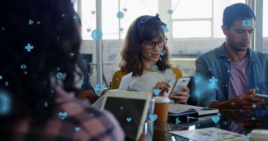 Elektronik cihazlar kullanan meslektaşlar üzerinden bağlantı ağı ve simgelerle dijital arayüzün animasyonu. Dijital olarak oluşturulan küresel bilgisayar ağı teknolojisi kavramı.