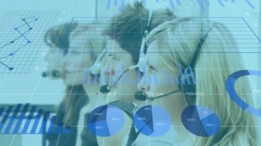 Çok ırklı çağrı merkezi çalışanlarından oluşan bir grubun telefonlarıyla konuşan, kulaklık takan, kameraya gülümseyen grafiklerin ve istatistiklerin animasyonu. Dijital bileşik video
