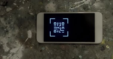 Gri arkaplandaki akıllı telefondan parlayan beyaz QR kodunun animasyonu. Dijital olarak oluşturulmuş küresel çevrimiçi güvenlik veri teknolojisi kavramı.