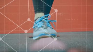 Matematiksel denklemlerle animasyon arka planında kız antrenmanı animasyonu. Dijital bileşik video