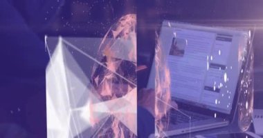 Turuncu bir küre dönen ekranların animasyonu, bir bağlantı ağı ve siyah arka planda dizüstü bilgisayar kullanan bir adam dijital video.