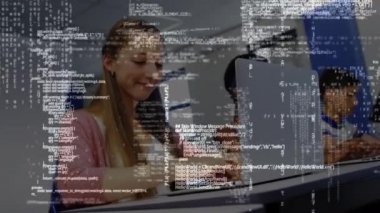 Okulda dizüstü bilgisayar kullanan öğrencilerin veri işleme animasyonları. Küresel bilim öğrenme eğitim kavramı dijital olarak oluşturulmuş görüntü.