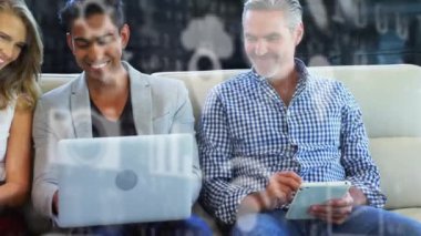 Elektronik cihazlar kullanan meslektaşların üzerindeki simgelerle dijital arayüzün animasyonu. Dijital olarak oluşturulan küresel bilgisayar ağı teknolojisi kavramı.