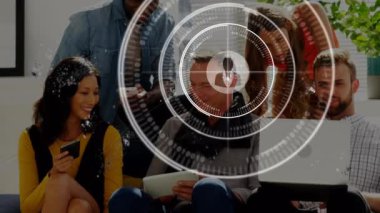 Elektronik cihazlar kullanan meslektaşlar üzerinden bağlantı ağı ve simgelerle dijital arayüzün animasyonu. Dijital olarak oluşturulan küresel bilgisayar ağı teknolojisi kavramı.