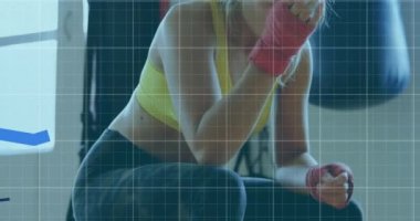 Egzersiz, boks ve dinlenme yapan bir kadın için mavi çizgilerin kaydedildiği dijital arayüzün canlandırılması. Dijital olarak oluşturulan küresel bilgisayar ağı teknolojisi kavramı.