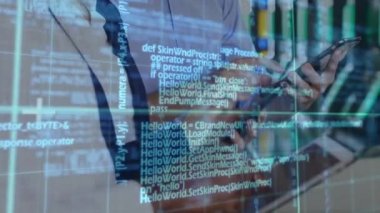 Elektronik cihazlar kullanan meslektaşlar üzerinden veri işleme ile dijital arayüzün animasyonu. Dijital olarak oluşturulan küresel bilgisayar ağı teknolojisi kavramı.
