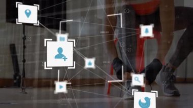 Kapsamlı taramalı dijital arayüz animasyonu, spor yapan, ayakkabı bağlayan kadınların üzerindeki ikonlar. Dijital olarak oluşturulan küresel bilgisayar ağı teknolojisi kavramı.