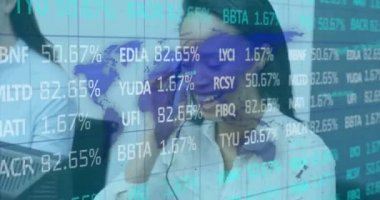 Çok ırklı çağrı merkezi çalışanlarından oluşan bir grubun telefonlarıyla konuşan, kulaklık takan mavi bir dünya haritasıyla veri işleme sisteminin animasyonu. Dijital bileşik video