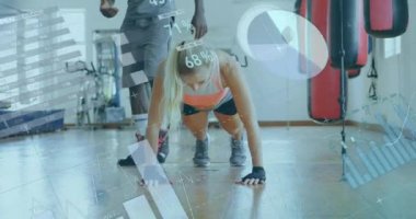 Erkek koçu şınav çekerken kadın boksör üzerinden istatistik kaydı ve veri işleme ile dijital arayüzün animasyonu. Dijital olarak oluşturulan küresel bilgisayar ağı teknolojisi kavramı.