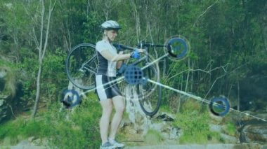 Bisikletini taşıyan kadın bisikletçi üzerinden ikonlarla ve bağlantı ağıyla dijital arayüzün animasyonu. Dijital olarak oluşturulan küresel bilgisayar ağı teknolojisi kavramı.