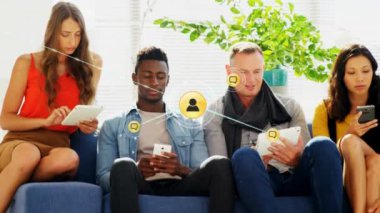 Elektronik cihazlar kullanan meslektaşlar üzerinden bağlantı ağı ve simgelerle dijital arayüzün animasyonu. Dijital olarak oluşturulan küresel bilgisayar ağı teknolojisi kavramı.