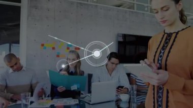 Dijital tablet kullanan kadın üzerindeki bağlantı ağıyla dijital arayüzün animasyonu. Dijital olarak oluşturulan küresel bilgisayar ağı teknolojisi kavramı.