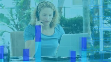 Kafkasyalı bir çağrı merkezi çalışanının telefonuyla konuşan, kulaklık takan ve dizüstü bilgisayarlı dijital video kullanan mavi bir grafiğin animasyonu.