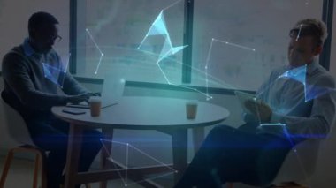 Elektronik cihazlar kullanan meslektaşlar üzerinden dijital bağlantı ağının animasyonu. Dijital olarak oluşturulan küresel bilgisayar ağı teknolojisi kavramı.