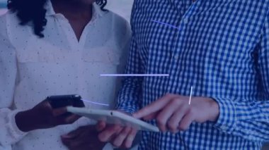 Elektronik cihazlar kullanarak, konuşarak, meslektaşları üzerinden simgeler ve veri işleme ile dijital arayüzün animasyonu. Dijital olarak oluşturulan küresel bilgisayar ağı teknolojisi kavramı.