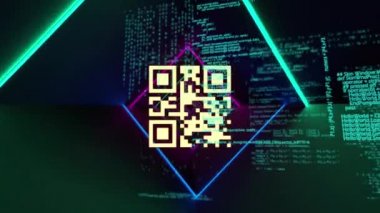 Yeşil neon elementlerle parlayan QR kodunun animasyonu ve siyah arkaplanda veri işlemesi. Dijital olarak oluşturulmuş küresel çevrimiçi güvenlik veri teknolojisi kavramı.