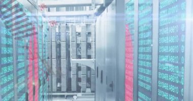 Yeşil arka planda yüzen balonlara bağlı çoklu hediye kutularına karşı retro konuşma balonunda mutlu yıllar metninin dijital animasyonu. doğum günü konsepti