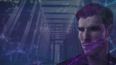 Teknoloji odasında bilgisayar sunucuları olan insan portresi animasyonu, bilgisayar veri işleme ve arka planda bağlantılar ağı. Küresel ağ bağlantıları konsepti dijital bileşik.