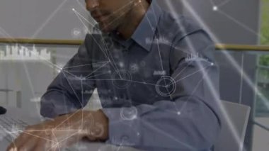 Ofisteki adamın akıllı telefondan konuştuğu ağ üzerinden dijital arayüzün animasyonu. Dijital olarak oluşturulan küresel bilgisayar ağı teknolojisi kavramı.