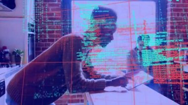 Elektronik cihazlar kullanan meslektaşlar üzerinden veri işleme ile dijital arayüzün animasyonu. Dijital olarak oluşturulan küresel bilgisayar ağı teknolojisi kavramı.