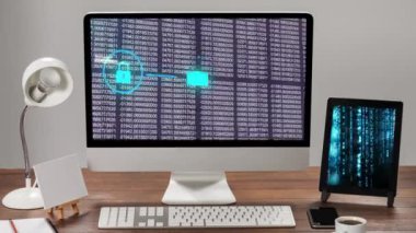 Masasında dijital tablet olan bilgisayar ekranının üzerinde üç simge ve veri işleme ile dijital arayüzün animasyonu. Dijital olarak oluşturulan küresel bilgisayar ağı teknolojisi kavramı.