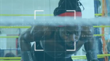 Erkek boksör şınav çekerken, tarama ve veri işleme ile dijital arayüzün animasyonu. Dijital olarak oluşturulan küresel bilgisayar ağı teknolojisi kavramı.