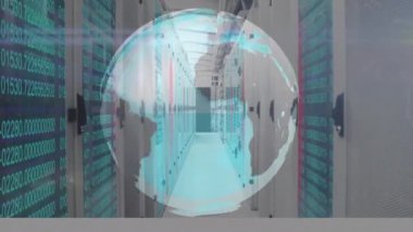 Mavi sayılar ve veri işleme çizgilerini gösteren ekranlardan oluşan bir odanın üzerinde uçan uçaklarla dönen mavi bir küre animasyonu. Dijital bileşik video