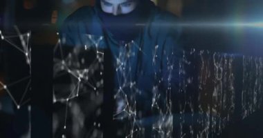 Kafkasyalı erkek hacker üzerinde bağlantı ağları gösteren, kar maskesi takan, dizüstü bilgisayar kullanan, sunucu odasında oturmakta olan birçok ekranın animasyonu