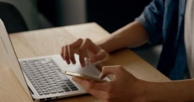 Evden çalışan, akıllı telefon ve dizüstü bilgisayar kullanan, masa başında oturan bir kadının animasyonu. Küresel sosyal medya ağ teknolojisi bağlantı konsepti.