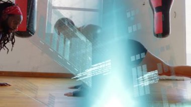 İstatistik kaydı ve veri işleme ile dijital arayüzün erkek antrenörle kadın boksör üzerinde canlandırılması, şınav çekmesi. Dijital olarak oluşturulan küresel bilgisayar ağı teknolojisi kavramı.