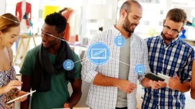 Elektronik cihazlar kullanan meslektaşlar üzerinden ikonlarla bağlantı ağı ile dijital arayüzün animasyonu. Dijital olarak oluşturulan küresel bilgisayar ağı teknolojisi kavramı.