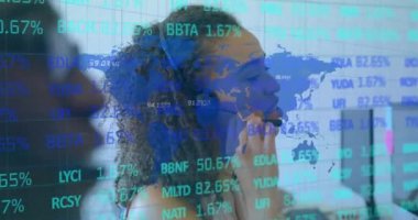 Veri işleme animasyonu ve mavi dünya haritası. Telefonda konuşan, kulaklık takan, dijital kompozit video kullanan melez bir kadın çağrı merkezi çalışanı.