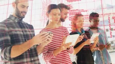 Elektronik cihazlar kullanan meslektaşlar üzerinden veri işleme ile dijital arayüzün animasyonu. Dijital olarak oluşturulan küresel bilgisayar ağı teknolojisi kavramı.