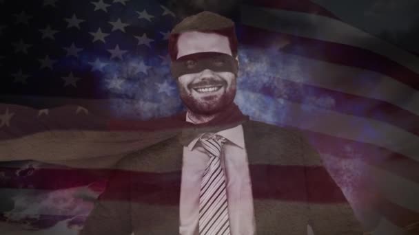 アメリカ国旗を背景に笑顔でスーパーヒーローの格好をした幸せな男の肖像画のアニメーション グローバルネットワーク接続コンセプトデジタル複合 — ストック動画