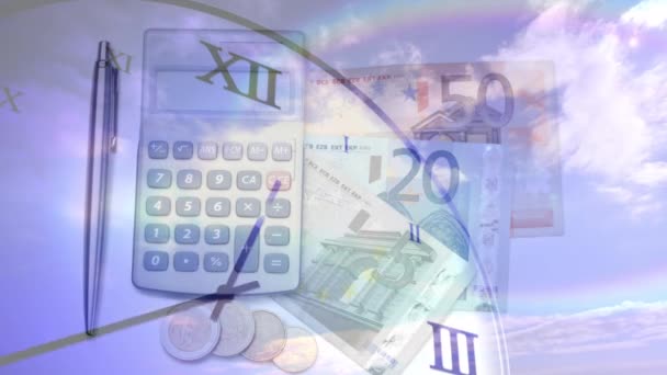 数字动画 时钟在欧元账单 计算器和笔尖上打转 在蓝天的云彩上打转 全球经济和金融概念 — 图库视频影像