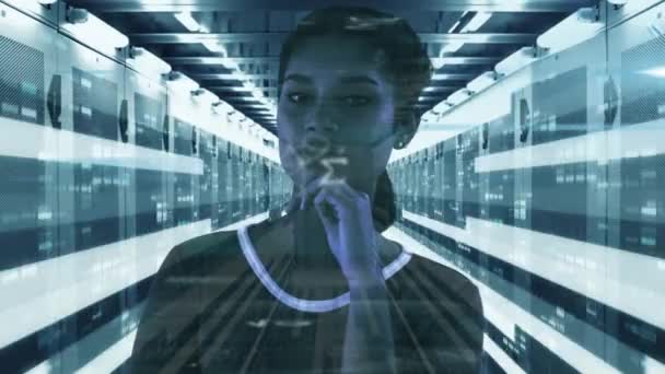 Animation des Porträts einer Frau mit gemischter Rasse mit einem Netzwerk von Computerservern und Datenverarbeitung im Hintergrund. Globale Vernetzung Konzept digitaler Verbund.