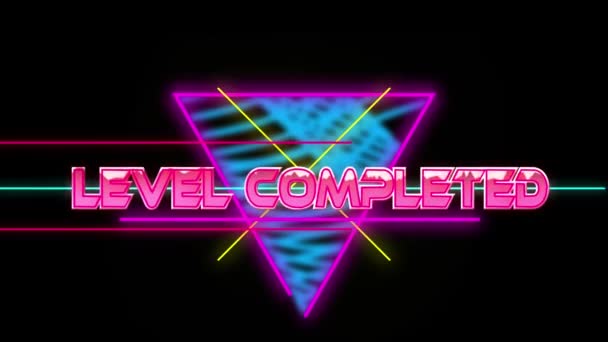 金属ピンクの文字と黒の背景にネオン三角形でレベル完成テキストのアニメーション ビデオゲームエンターテイメントの概念デジタル生成された画像 — ストック動画