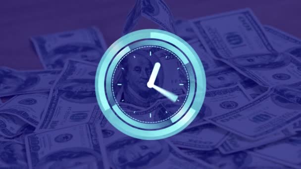 木製の表面にアメリカドル札に対してカチカチ光る時計のデジタルアニメーション 世界経済と金融の概念は — ストック動画