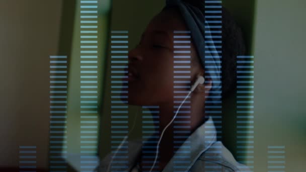 Анімація Еквалайзера Графічної Музики Над Студентом Жінкою Допомогою Навушників Прослуховування — стокове відео