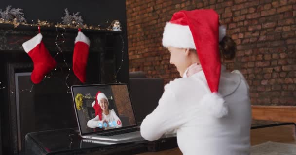 Mulher Caucasiana Passar Tempo Casa Vestindo Chapéu Papai Noel Sentado — Vídeo de Stock