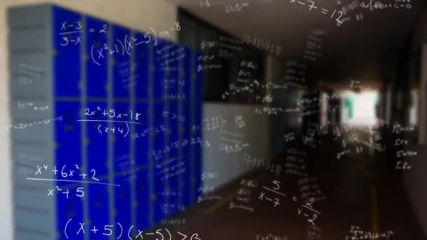 Animacja Ręcznie Pisanych Równań Matematycznych Poruszających Się Korytarzu Szkolnym Szafkami — Wideo stockowe